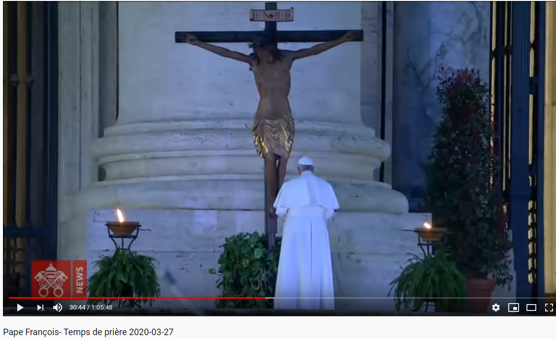 27 3 2020 pape francois prie devant la statue de jesus christ de la sainte trinite dieu fait homme