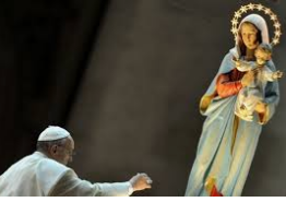 Le pape francois devant la statue de marie l immacule conception la rose mystique